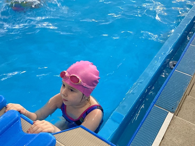 Детская акваэробика и экспресс-курсы по плаванию: городской бассейн «Надежда» подготовил программу на летний сезон 2024 года