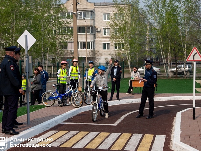 Уроки, игры и эстафеты: как школы Благовещенска учат детей ПДД