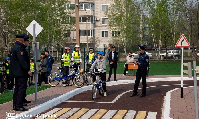 Уроки, игры и эстафеты: как школы Благовещенска учат детей ПДД