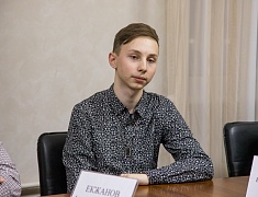 Олег Имамеев вручил награду наставнику месяца Евгению Пушкареву