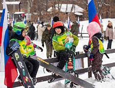 В Благовещенске прошло первенство города по горным лыжам и сноуборду, посвящённое памяти выпускника ДВОКУ, Героя России Ковтуна Андрея