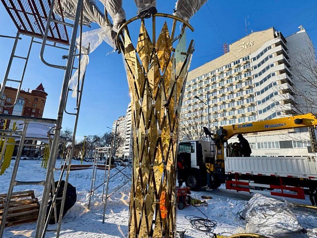 В сквере на Калинина – Ленина появится золотое дерево. Рабочие начали монтаж конструкции 