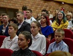 Мэр Благовещенска Олег Имамеев вручил премию одарённым детям по итогам 2022 года