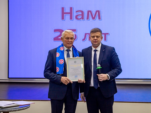 Заместитель мэра Благовещенска Дмитрий Перов поздравил «Ассоциацию пожилых людей» с юбилеем