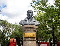 В Благовещенске возложили цветы к памятнику Валерия Приёмыхова