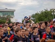 Абсолютный чемпион мира по боксу Дмитрий Бивол встретился с благовещенцами