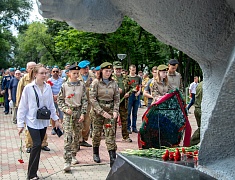 В Благовещенске в день ВДВ почтили память воинов-десантников