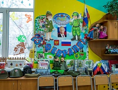 Ко Дню защитника Отечества в благовещенском детском саду подготовили выставку и спектакль для пап
