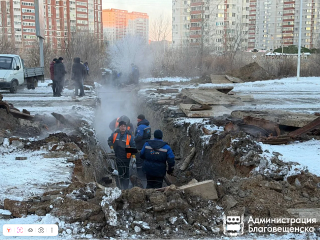 Теплоснабжение пяти домов и одного детского сада в микрорайоне планируют восстановить сегодня. На место коммунальной аварии выехал мэр Олег Имамеев 