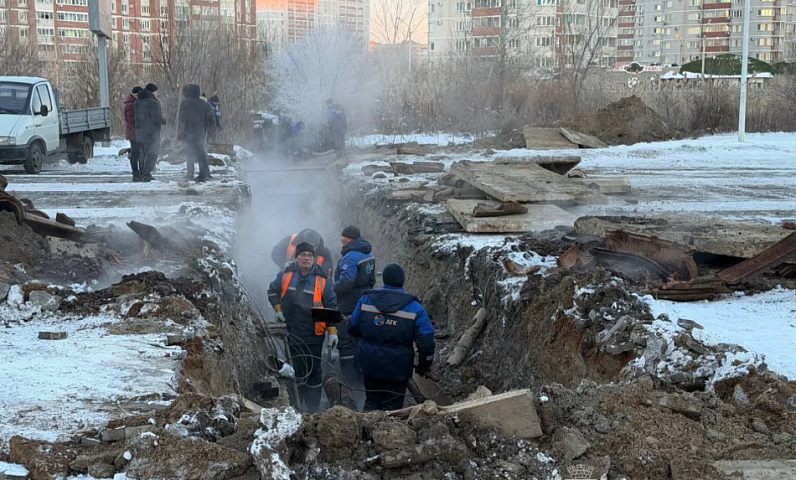 Теплоснабжение пяти домов и одного детского сада в микрорайоне планируют восстановить сегодня. На место коммунальной аварии выехал мэр Олег Имамеев 