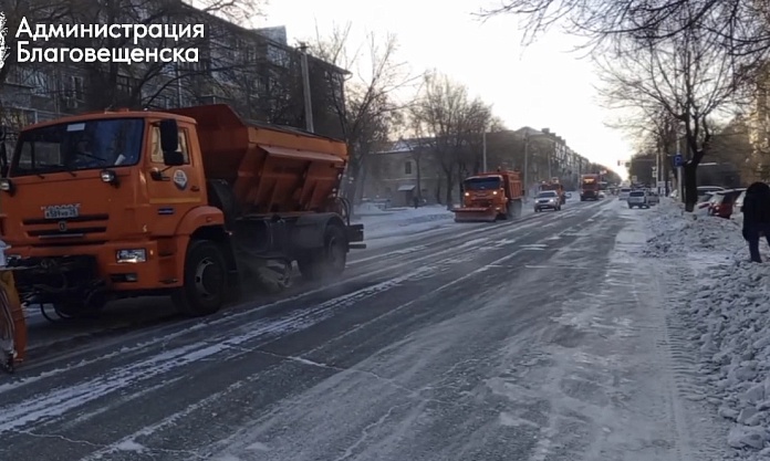 Больше 4 тысяч тонн снега, 70 км дорог и мобильные бригады: областной центр избавляют от снега 