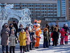 На площади Ленина для детей провели праздник со сказочными персонажами