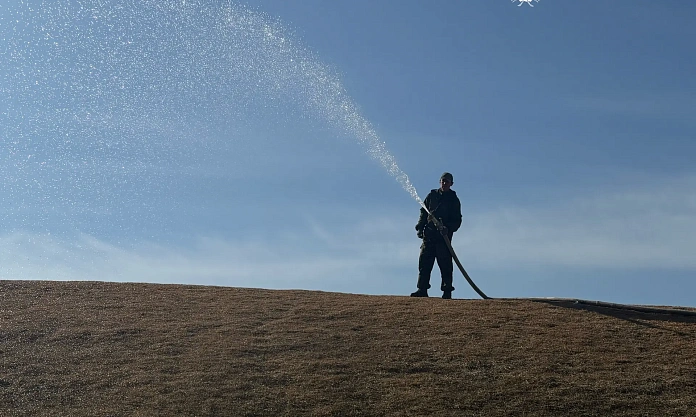  На холмах Трибуны Холл увлажняют землю