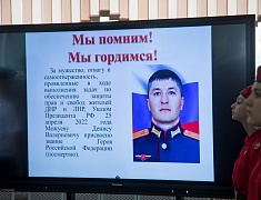 В школе № 10 открыли "Уголок памяти Героя" и установили "Парту Героя"