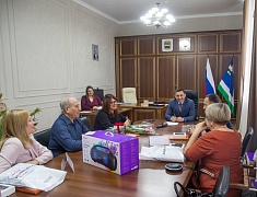 Мэр Олег Имамеев наградил победителей конкурса "Снежная открытка 2022" 