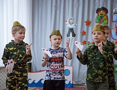 Ко Дню защитника Отечества в благовещенском детском саду подготовили выставку и спектакль для пап