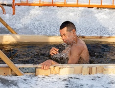 В Благовещенске в купель на Амуре в Крещение окунулись больше двух тысяч человек