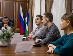 Олег Имамеев вручил награду наставнику месяца Евгению Пушкареву