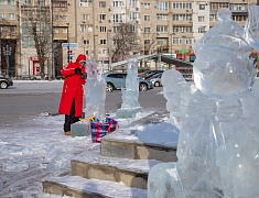 Фигуры изо льда украсили площадь возле Общественно-культурного центра в Благовещенске