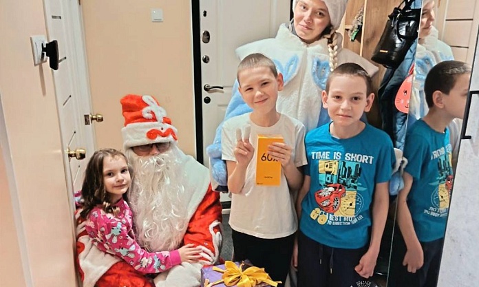 Дети, написавшие письма Деду Морозу на «Елку желаний» получают загаданные подарки