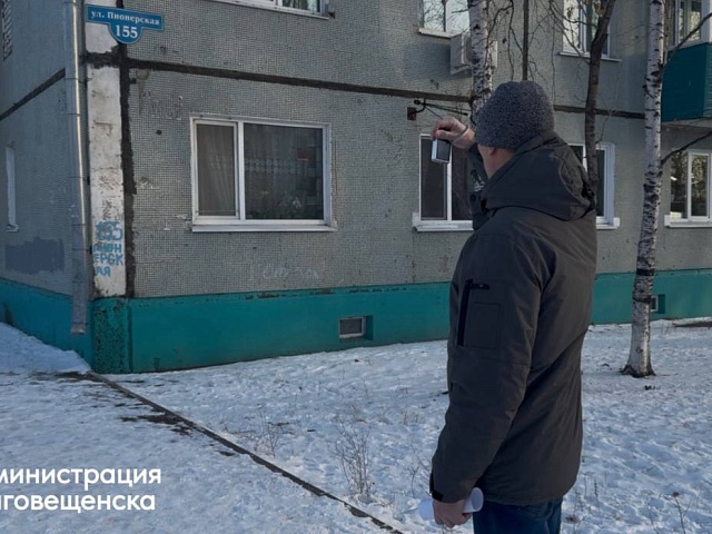 В 51% благовещенских дворов провели первичную очистку от снега и наледи. Сначала расчищают пешеходные дорожки 