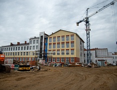 В новой школе в микрорайоне Благовещенска утепляют фасад и готовятся запускать тепло