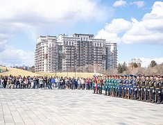 Копию Знамени Победы подняли на флагшток в Благовещенске в преддверии 9 Мая