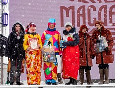 На площади Ленина и набережной Амура прошли народные гуляния в честь масленицы