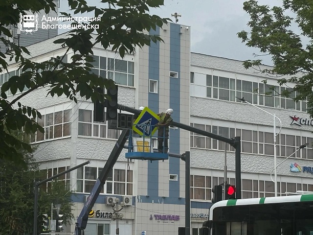 На городских перекрёстках появляются современные консольные светофоры
