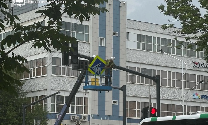 На городских перекрёстках появляются современные консольные светофоры
