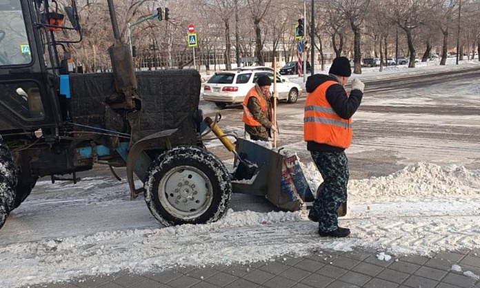 Очистили более 70 автобусных остановок и 14 км тротуаров: как продвигается снегоуборочная кампания в городе