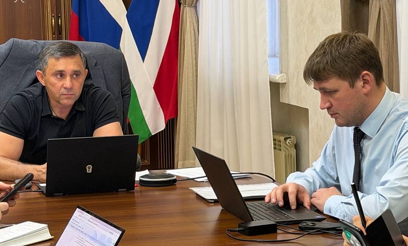 Почти сотню километров проезжей части и тротуаров очистили в амурской столице после последнего снегопада 