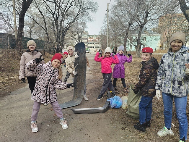 Библию, домофон и части автомобиля нашли школьники на субботнике в Благовещенске