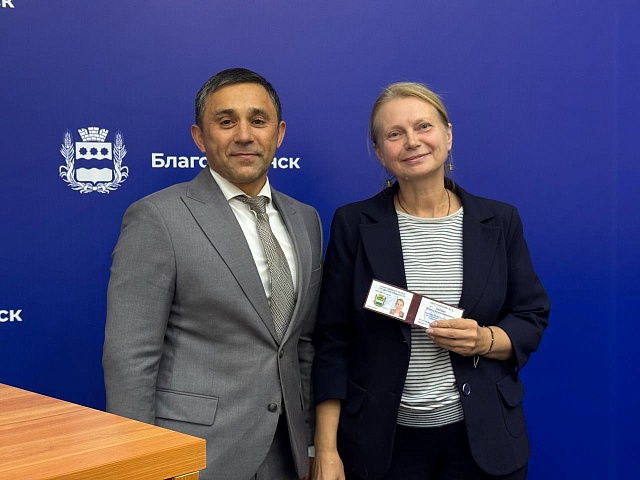 Мэр Благовещенска Олег Имамеев вручил удостоверения членам Общественной палаты города 