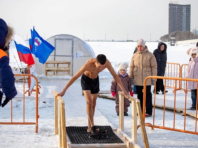 В Благовещенске в купель на Амуре в Крещение окунулись больше двух тысяч человек