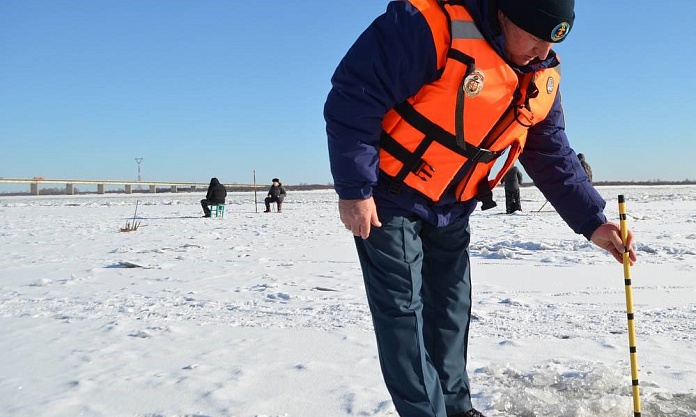 В Благовещенске патрулируют водоёмы в поисках любителей зимней рыбалки 