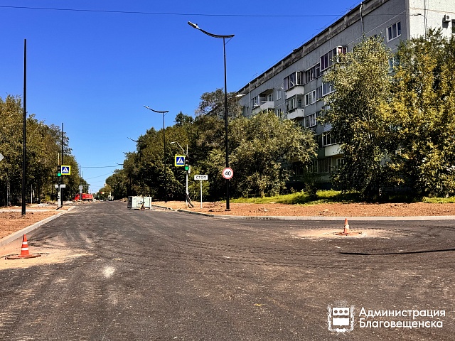 Дорожная кампания в Благовещенске на большинстве участков выходит на «чистовую» — дорожники готовят основания под новое покрытие и укладывают асфальт