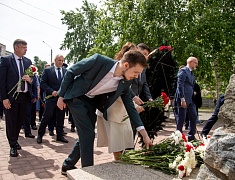 В Благовещенске прошли торжественные церемонии у памятников основателям города