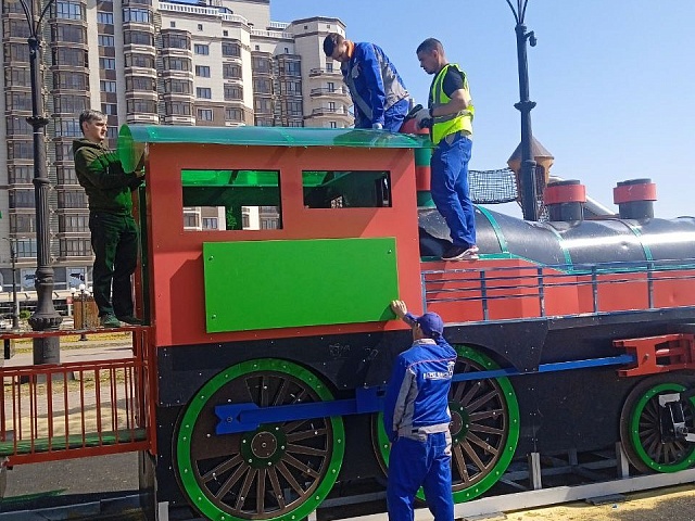 На набережной Благовещенска отремонтировали качели, паровозик и заменили сгнившие доски на спортплощадке 