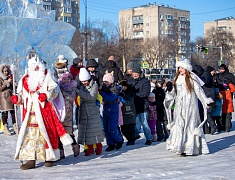 На площади Ленина для детей провели праздник со сказочными персонажами
