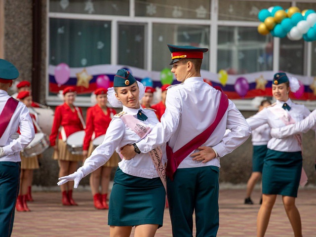 В Благовещенске прозвенели последние звонки