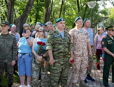 В Благовещенске в день ВДВ почтили память воинов-десантников