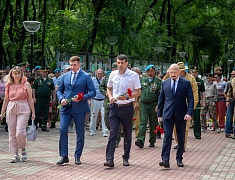 В Благовещенске в день ВДВ почтили память воинов-десантников