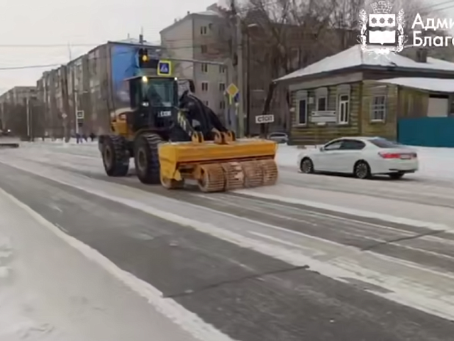 Почти 50 километров проезжей части, больше ста км тротуаров и 350 тонн противогололедного материала: коммунальщики борются с последствиями снегопада 