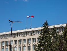Копию Знамени Победы подняли на флагшток в Благовещенске в преддверии 9 Мая