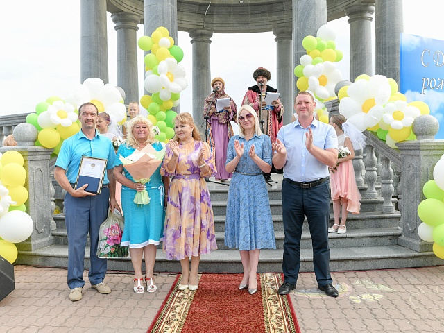 В Благовещенске парам, прожившим вместе более 25 лет, вручили медали «За любовь и верность» 