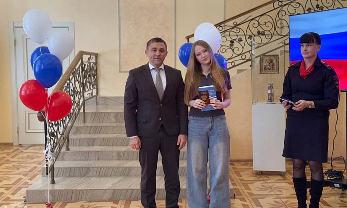 Истории еще предстоит написать: Олег Имамеев вручил шести благовещенцам первые паспорта