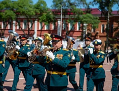 Цветы в память о подвиге советских солдат возложили в Благовещенске