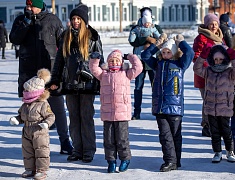 На площади Ленина для детей провели праздник со сказочными персонажами