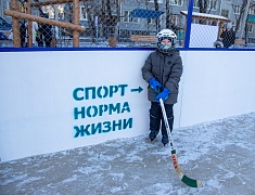 Хоккею с мячом учили ребят из благовещенского двора на Зейской